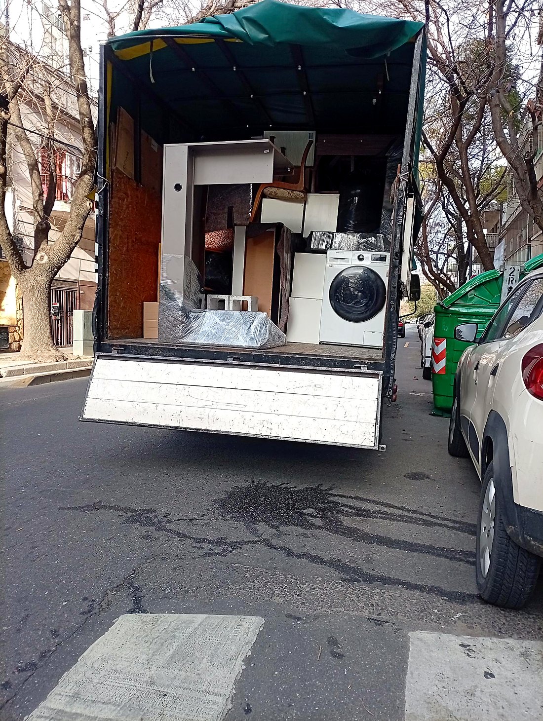 Camión cargado con lavarropas, muebles y mantas durante una mudanza en Buenos Aires