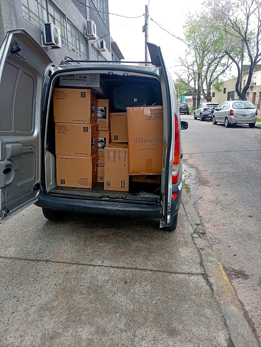 Utilitario Renault Kangoo de Fletes More con la puerta trasera abierta y cajas apiladas